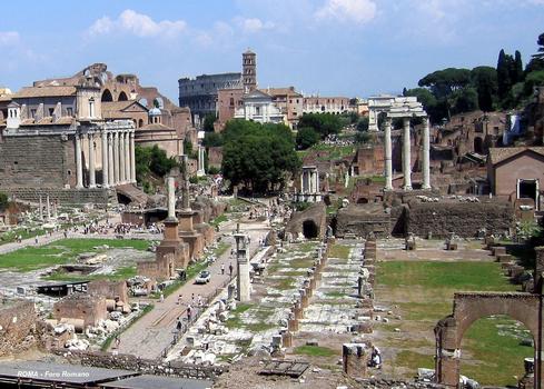 ROME – Forum Romain, zone est, au premier plan: Basilique Julienne, en arrière-plan, de gauche à droite: Temple d'Antonin et Faustine, Temple de Romulus, Temple de Vesta, Temple Castor et Pollux, et Arc de Titus