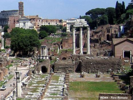 ROME – Forum Romain, vestiges du Temple de Vesta (trois petites colonnes) et du Temple de Castor et Pollux (trois grandes colonnes), en arrière: l'Arc de Titus