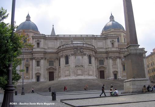 ROME – Basilique Sainte-Marie-Majeure, chevet et façade du XVIIe sur la Piazza del Esquilino