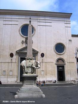 ROME – Façade de l'église Santa Maria sopra Minerva avec l'obélisque de Saïs (VIe avant JC) dressé au XVIIe sur une œuvre du Bernin