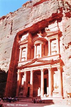 PETRA – El Khazneh (Le Trésor), temple sculpté dans le grés rouge de la falaise