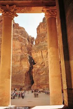 PETRA – El Khazneh (Le Trésor), entre les colonnes du porche, vue sur le défilé du Siq