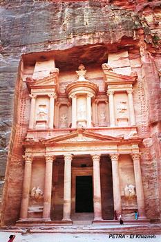 PETRA – El Khazneh (Le Trésor), temple sculpté dans le grés rouge de la falaise