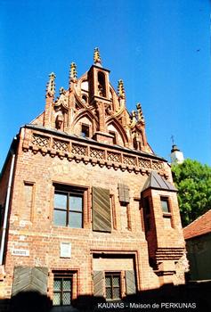 KAUNAS – « Maison de Perkunas », cet ancien bureau de la Hanse construit au 15e siècle en briques rouges, est représentatif du gothique tardif de Lituanie