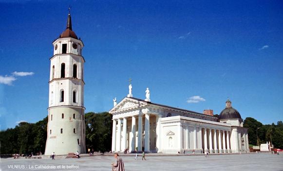 VILNIUS – La Cathédrale, bâtiment néo-classique édifié à la fin du XVIIIe sur l'emplacement de l'ancien château, dont le beffroi, unique vestige, est devenu clocher