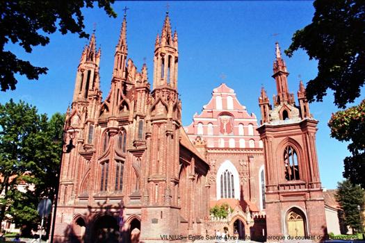 VILNIUS – Eglise Sainte-Anne, construite sur des rondins d'aulne au XVIIe. 33 variétés de briques rouges entrent dans la composition de ce chef-d'ooeuvre de l'art gothique lituanien