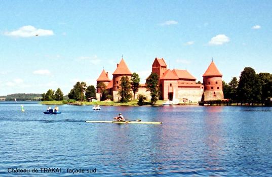Château de TRAKAI – Construit, principalement au XVe, sur une île du lac de Galve (ouest de Vilnius)