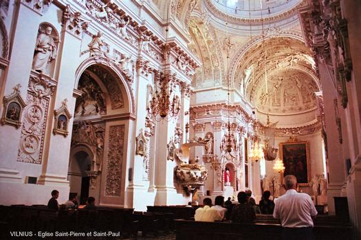 VILNIUS – Eglise Saint-Pierre et Saint-Paul, construite au XVIIe, c'est le plus bel édifice baroque de la ville, 2000 personnages en stuc décorent l'intérieur