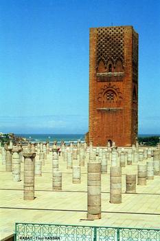 RABAT – Mosquée HASSAN, le minaret inachevé, rebaptisé Tour Hassan, offre un point de vue panoramique sur Rabat et sur Salé, qui lui fait face sur l'autre rive du Bou Regreg