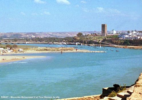 RABAT – Le Mausolée de Mohammed V et la Tour Hassan sur l'esplanade qui surplombe l'embouchure de l'oued Bou Regreg