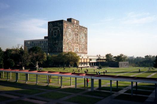 Bibliothèque de l'Université de Mexico (construction de 1950 à 1955). Les façades de ce bâtiment sont décorées de mosaïques de pierre conçues par Juan O'Gorman et représentant les 3 cultures du Pays: préhispanique, coloniale, moderne, auxquelles l'Artiste a ajouté sa vision de l'Avenir du Mexique