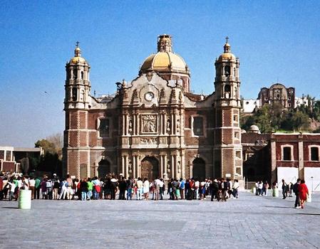 MEXICO - Ancienne basilique N-D de Guadalupe , en travaux de consolidation. A particulièrement souffert lors du tremblement de terre de 1985