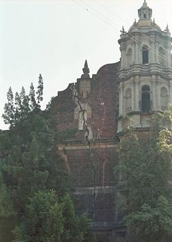 MEXICO - Ancienne basilique N-D de Guadalupe , en travaux de consolidation. A particulièrement souffert lors du tremblement de terre de 1985