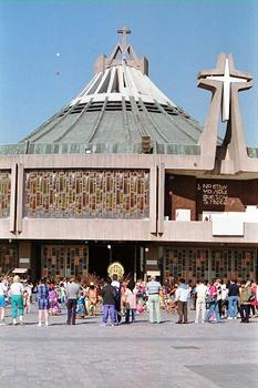 MEXICO - Basilique N-D de Guadalupe, la toiture recouverte de cuivre s'élève à 35m de hauteur: MEXICO - Basilique N-D de Guadalupe , la toiture recouverte de cuivre s'élève à 35m de hauteur