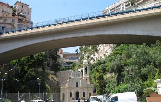Monaco, La Condamine - Pont de Sainte-Dévôte , en arrière-plan, au fond du vallon: «façade» de la gare ferroviaire souterraine