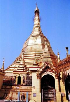YANGON – Pagode SULE, le grand stupa (hauteur 48m) se différencie par sa forme octogonale, 8 faces évoquant les 8 jours de la semaine birmane (le mercredi est divisé en 2)