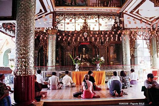 YANGON – Pagode SULE, le sanctuaire principal abrité sous un chaitya