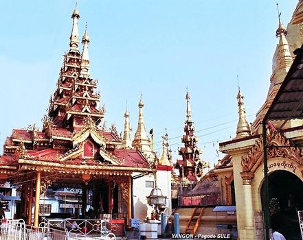 YANGON – Pagode SULE, le sanctuaire principal abrité sous un chaitya