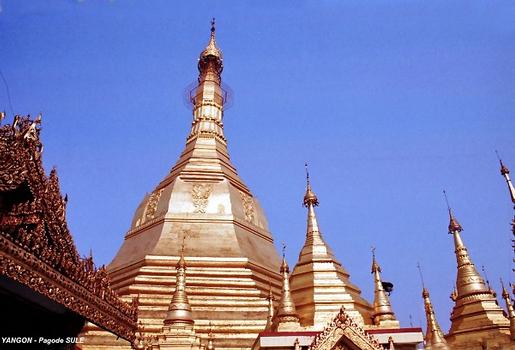 YANGON – Pagode SULE, cette pagode qui marque le centre de la ville est le point de référence des distances à partir de la capitale. Les origines de ce sanctuaire remonteraient au IIIe siècle avant l'ère chrétienne
