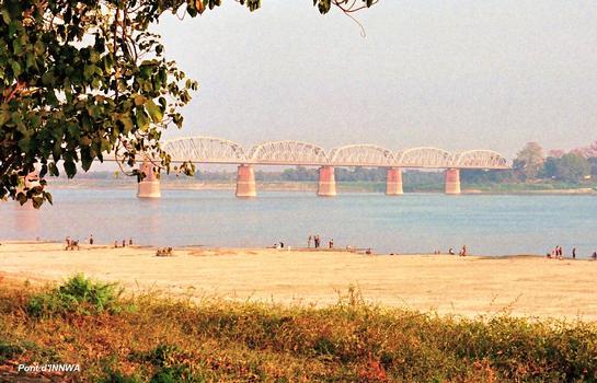 MANDALAY – Pont d'INNWA (ancien AVA), sur l'Ayeyarwady (ex Irrawaddy), construit en 1934 par les Britanniques, partiellement détruit par un bombardement en 1942. Rétabli en 1954, ce pont mixte (routier et ferroviaire) fut jusqu'à une époque récente le seul ouvrage sur les 2170 km du fleuve