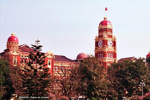 YANGON - Le Palais de style victorien de la Haute Cour de Justice, façade sur Maha Bandoola Park