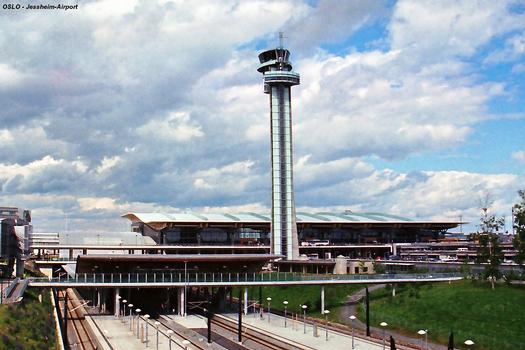 OSLO – Jessheim-Airport, la tour de contrôle. Au premier-plan la gare de l'Airport-Express-Train