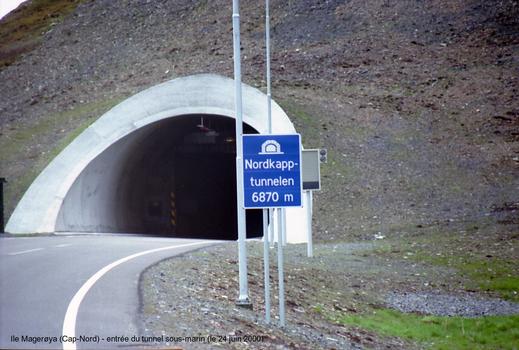 Le tunnel sous-marin de NordKapp relie l'île de Magerøya au continent.Cette vue concerne l'entrée du tunnel sur l'île