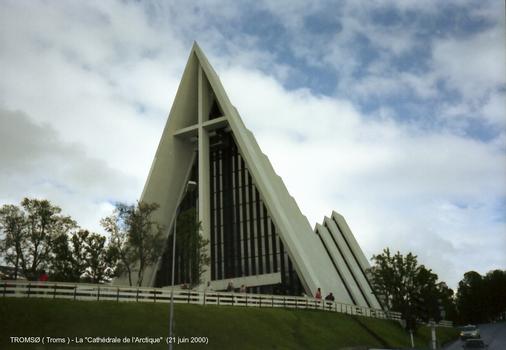 TROMSØ (Troms) – La «Cathédrale de l'Arctique»,au quartier de Tromsdalen. (construite en 1965)