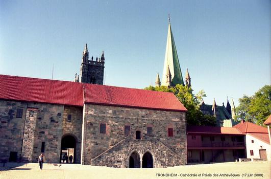 TRONDHEIM (Sør-Trøndelag) - La Cathédrale et le Palais des Archévêques