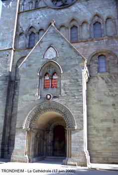 TRONDHEIM (Sør-Trøndelag) - Nidarosdomen, de style principalement gothique, la Cathédrale comporte de nombreuses parties de style roman, tel que le portail de la façade Nord