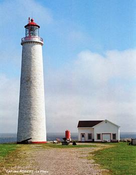 GASPÉ (région Gaspésie) – Phare du CAP-des-ROSIERS, construction en pierre blanche de 1858, avec 37m c'est le plus haut phare du Canada