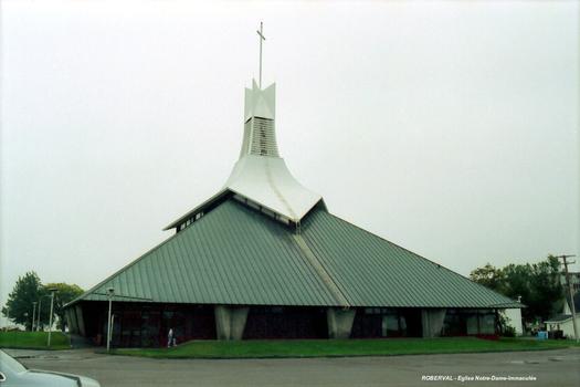 ROBERVAL (région Saguenay-Lac Saint-Jean) – Eglise Notre-Dame-Immaculée, toiture en cuivre en forme de tente, oeuvre de l'architecte Fernand Tremblay (1967)