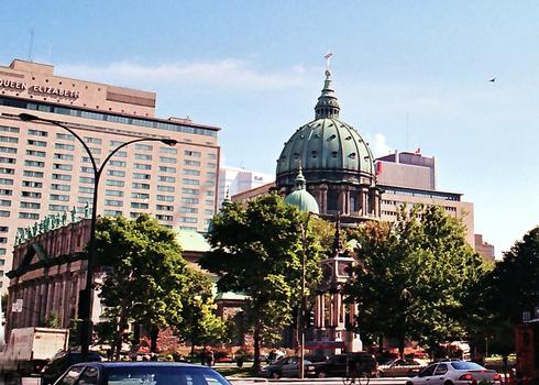 MONTREAL (Montréal) – Cathédrale Marie-Reine-du-Monde, construite au XIXe, sur le modèle de Saint-Pierre de ROME, à l'échelle 1/3.(Architecte Victor Bourgeau)