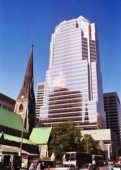 MONTREAL (Montréal) – Edifice « Place de la Cathédrale », building aux façades de verre cuivré, dont le dessin s'inspire des édifices religieux
