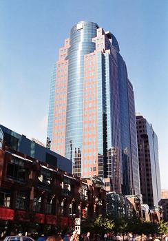 MONTREAL (Montréal) – Edifice « Place Montréal Trust », building aux façades de marbre rose et verre bleuté, élevé au dessus de la galerie marchande du même nom