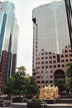 MONTREAL (Montréal) – Edifice « l'Industrielle-Vie » aux façades de granit rouge, érigé en 1986 sur l'Avenue Mc Gill Collège