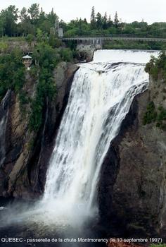 Québec, Parc de la Chute Montmorency:Passerelle suspendue au dessus de la chute de la rivière Montmorency (hauteur 70 m)