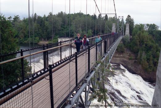 Québec, Parc de la Chute Montmorency.:Passerelle suspendue au dessus de la chute de la rivière Montmorency