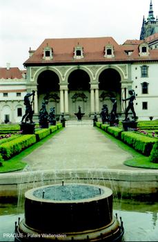 PRAGUE – Palais Wallenstein ou Waldstein (Valdstejnský Palác), palais baroque construit de 1623 à 1630 pour Albrecht von Wallenstein. Le Ministère de la Culture est installé dans le Palais