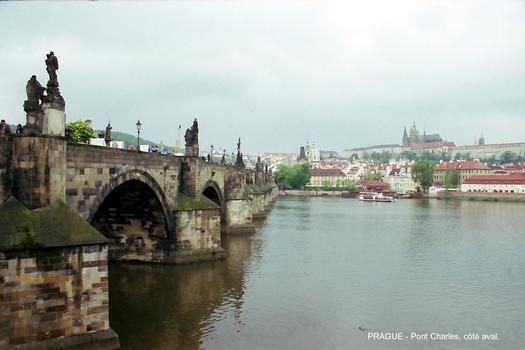 PRAGUE – Pont Charles (Karlův most), un des premiers ponts en pierres construits en Europe (14e siècle), encadré par deux portes monumentales