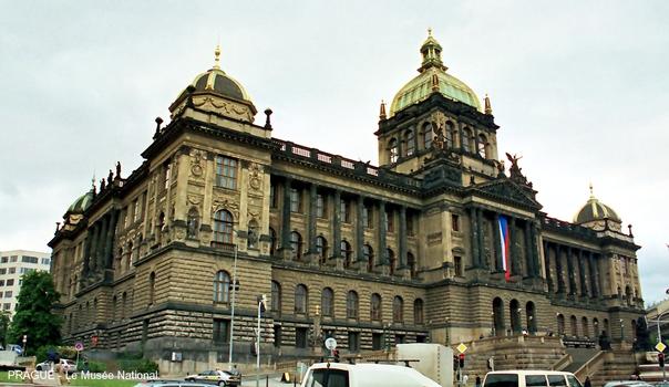 PRAGUE – Le Musée National (Národni Muzeum), édifice neo-Renaissance construit au XIXe
