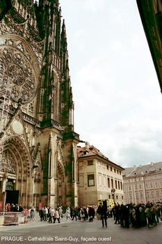 PRAGUE – Le Château –La Cathédrale Saint-Guy (katadrála Sv.Vita), c'est la plus grande cathédrale du pays. Commencée en 1344, sa construction s'est achevée en 1929 sur la façade ouest