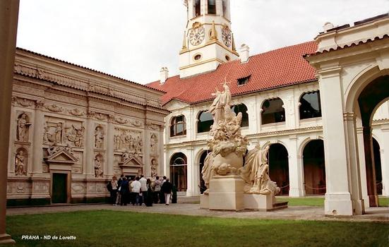 PRAGUE – Colline du Château (Hradcany), abbaye Notre-Dame de Lorette, la cour avec la reproduction de la « Santa Casa de Loreto (à gauche)