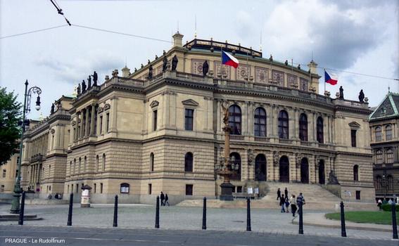 PRAGUE – Le Rudolfinum, cet édifice néo-Renaissance des architectes Josef Schultz & Josef Zitek, achevé en 1884, fut un temps le siège de l'Assemblée Nationale. En 1946 il a retrouvé sa vocation première: Salle de concerts