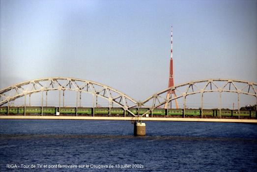 Eisenbahnbrücke und Fernsehturm, Riga