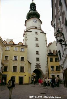 BRATISLAVA – Porte Saint-Michel (Michalská brána), construite sur un socle gothique du XIVe cette tour baroque du XVIIIe s'élève à 51m. C'est l'unique vestige des fortifications médiévales