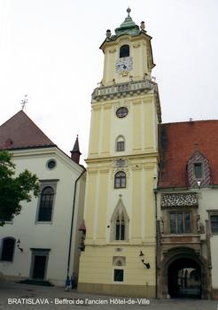 BRATISLAVA – Beffroi de l'ancien Hôtel-de-Ville (aujourd'hui Musée), cette tour de style baroque est du 18e siècle