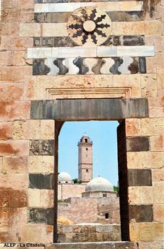 ALEP – La Citadelle, une fenêtre du Palais royal, en arrière-plan la mosquée