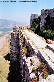 KRAK des CHEVALIERS – Construit par l'Ordre des Hospitaliers, pendant un siècle, à partir de 1142. Cette forteresse-garnison, située sur un promontoire, commandait la « Trouée d'Homs » qui relie la Syrie continentale à la Méditerranée