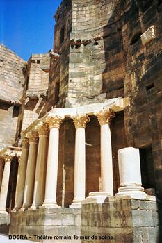 BOSRA (BUSRĀ) – Ancienne capitale de la province romaine d'Arabie. Le théâtre construit sur un terrain plat au IIe siècle, transformé en forteresse au VIIIe par les Omeyyades, il fut renforcé au XIIIe par des remparts construits par les Ayyoubides. Sa cavéa pouvait accueillir 15 000 personnes